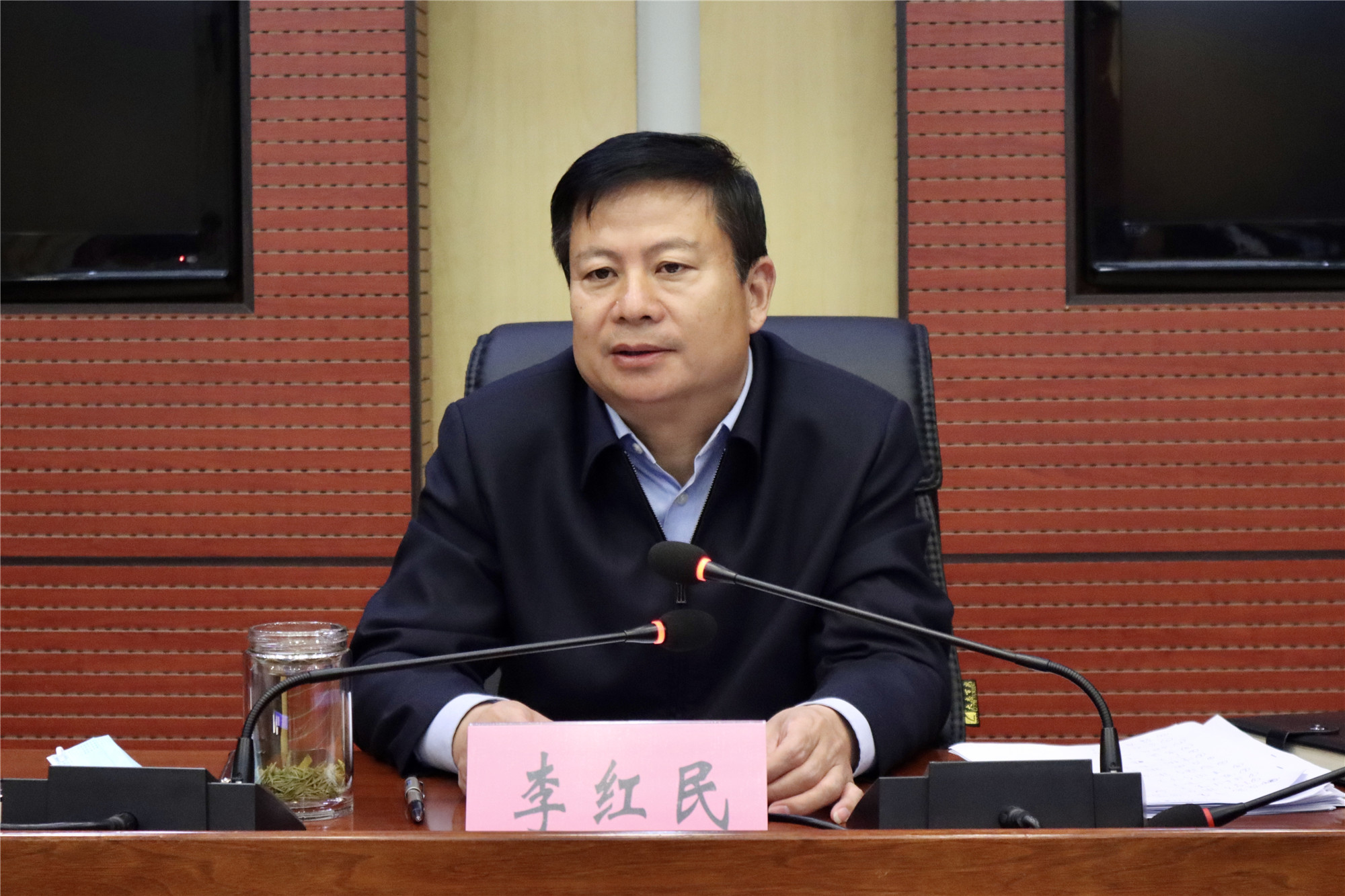 11月3日县长李红民组织召开全县"冲刺六十天 确保全年红"经济运行推进