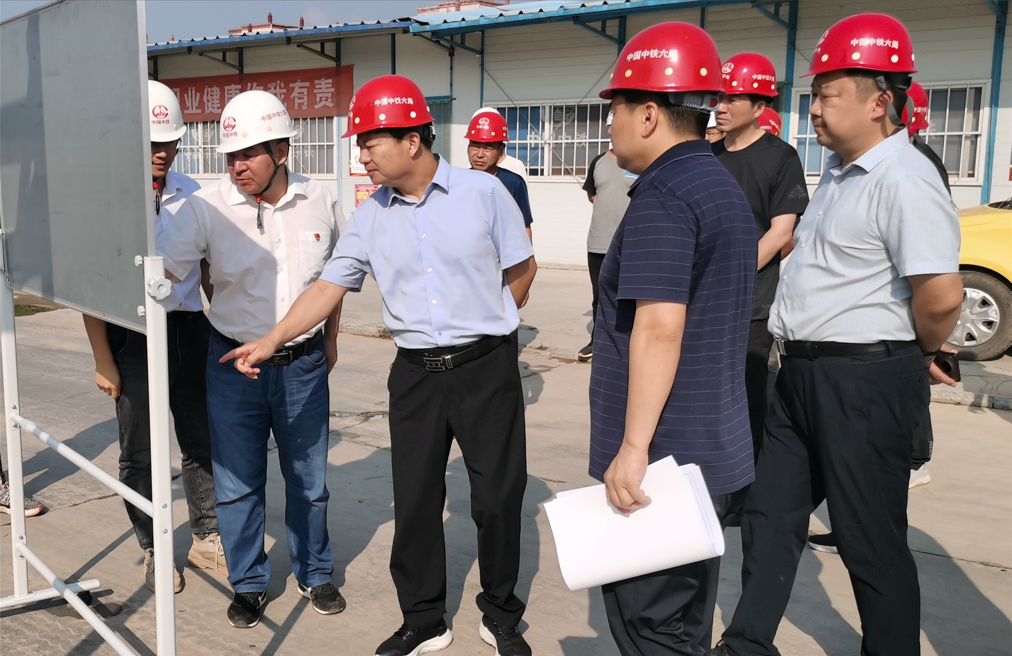9月14日县长李红民调研棚户区改造和广阔渠提质增效工程进展情况.2_副本.jpg