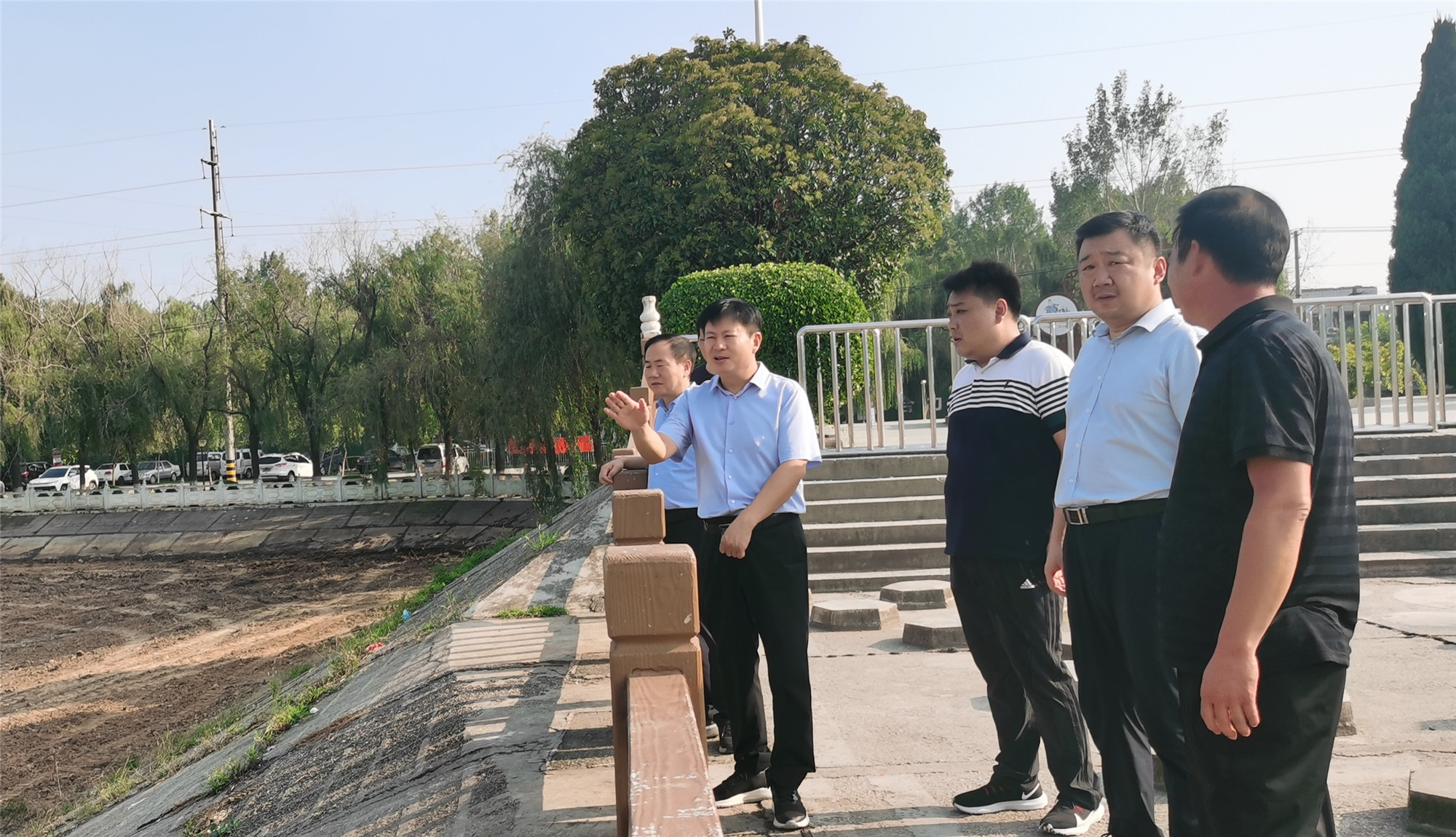 9月14日县长李红民调研棚户区改造和广阔渠提质增效工程进展情况.3_副本.jpg