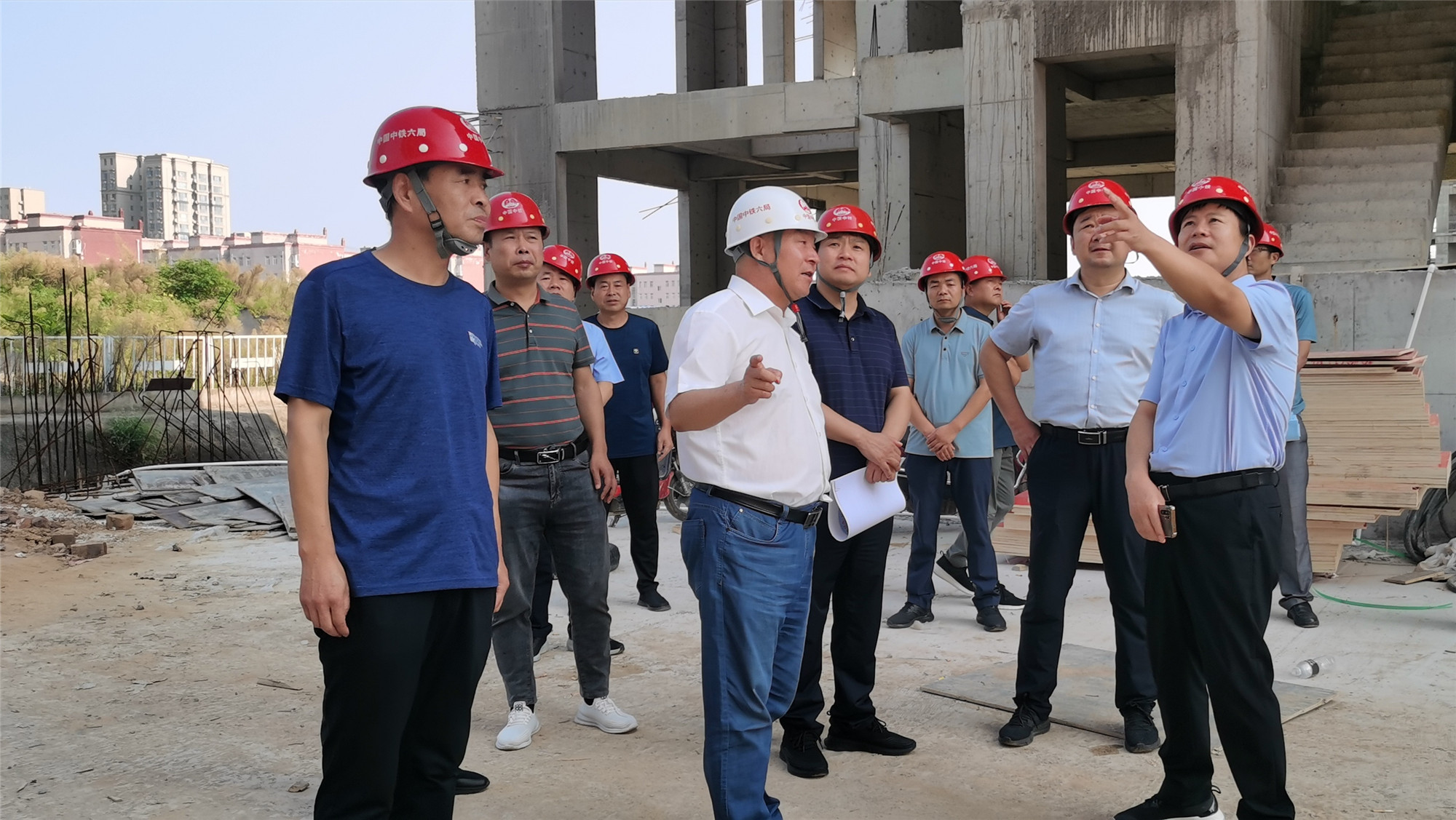 9月14日县长李红民调研棚户区改造和广阔渠提质增效工程进展情况.4_副本.jpg