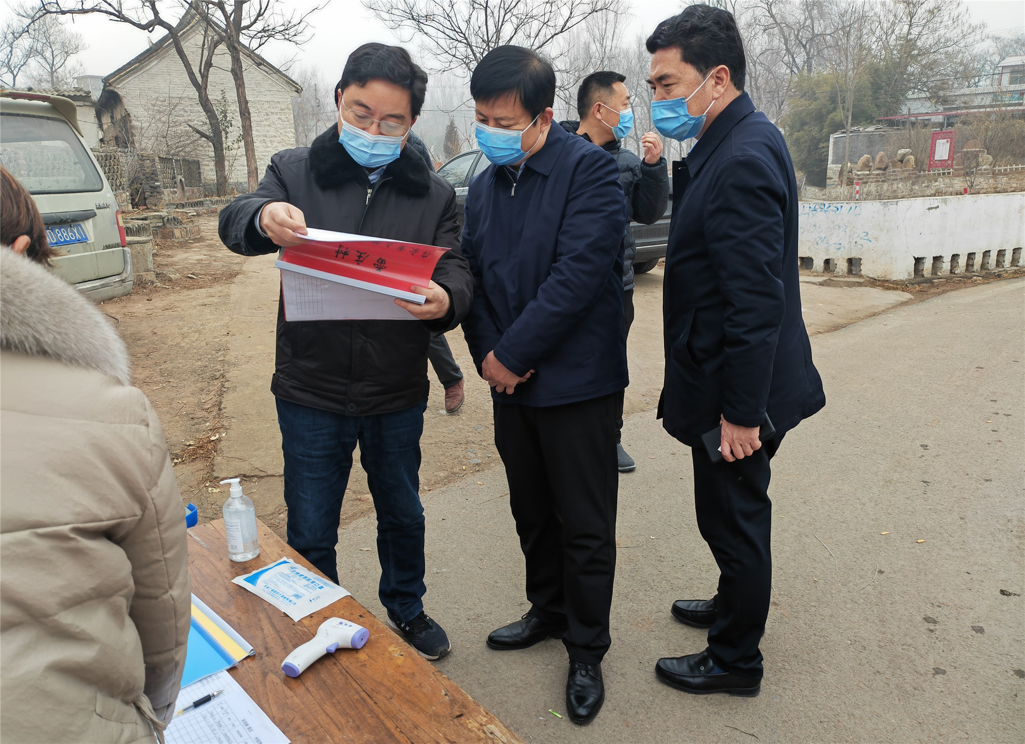 1月11日县长李红民检查督导疫情防控落实情况以及人居环境集中整治等工作.2_副本.jpg