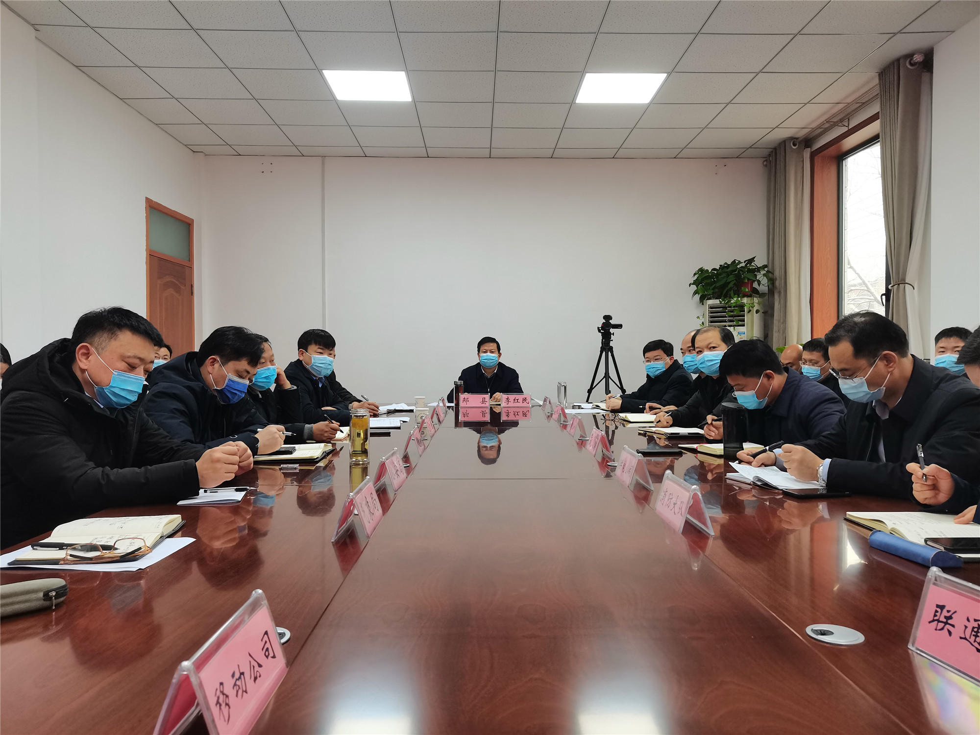 1月22日县长李红民组织收听收看全省全市防范低温雨雪冰冻灾害视频会议.2_副本.jpg