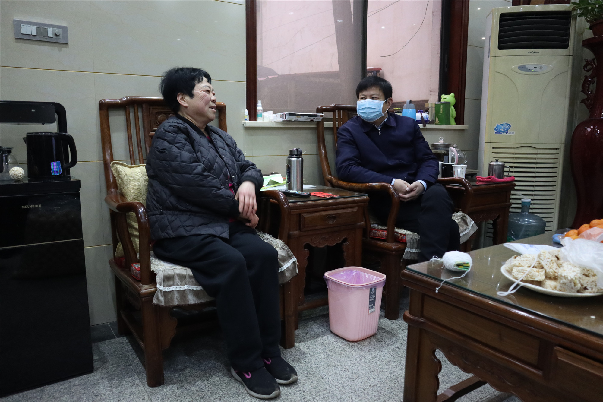 1月27日县长李红民看望慰问我县离退休老干部、老领导.1_副本.jpg