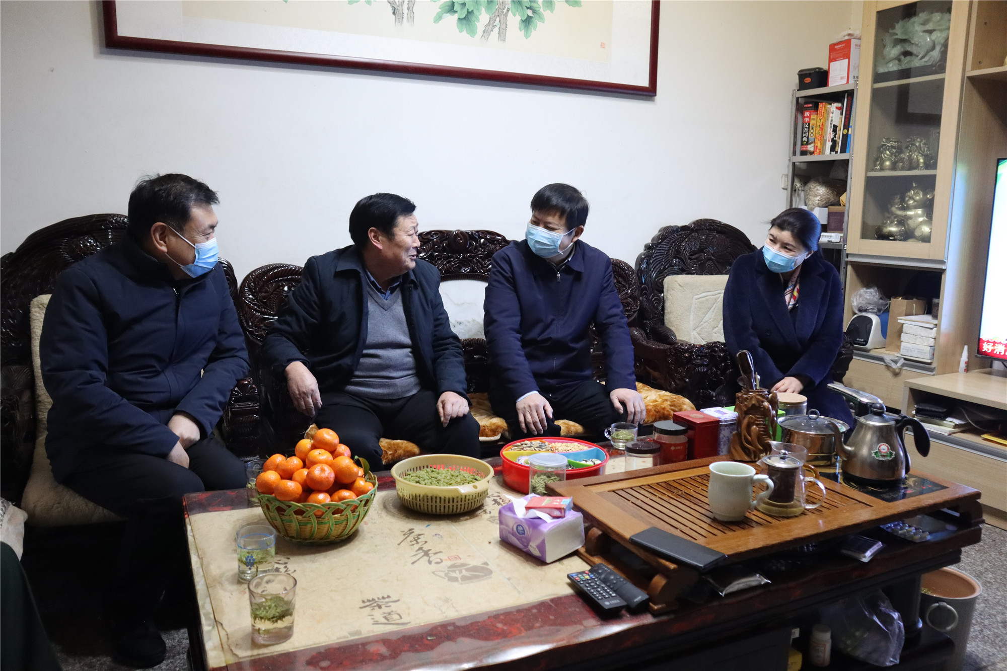 1月26日县长李红民看望慰问我县离退休老干部、老领导2_副本.jpg