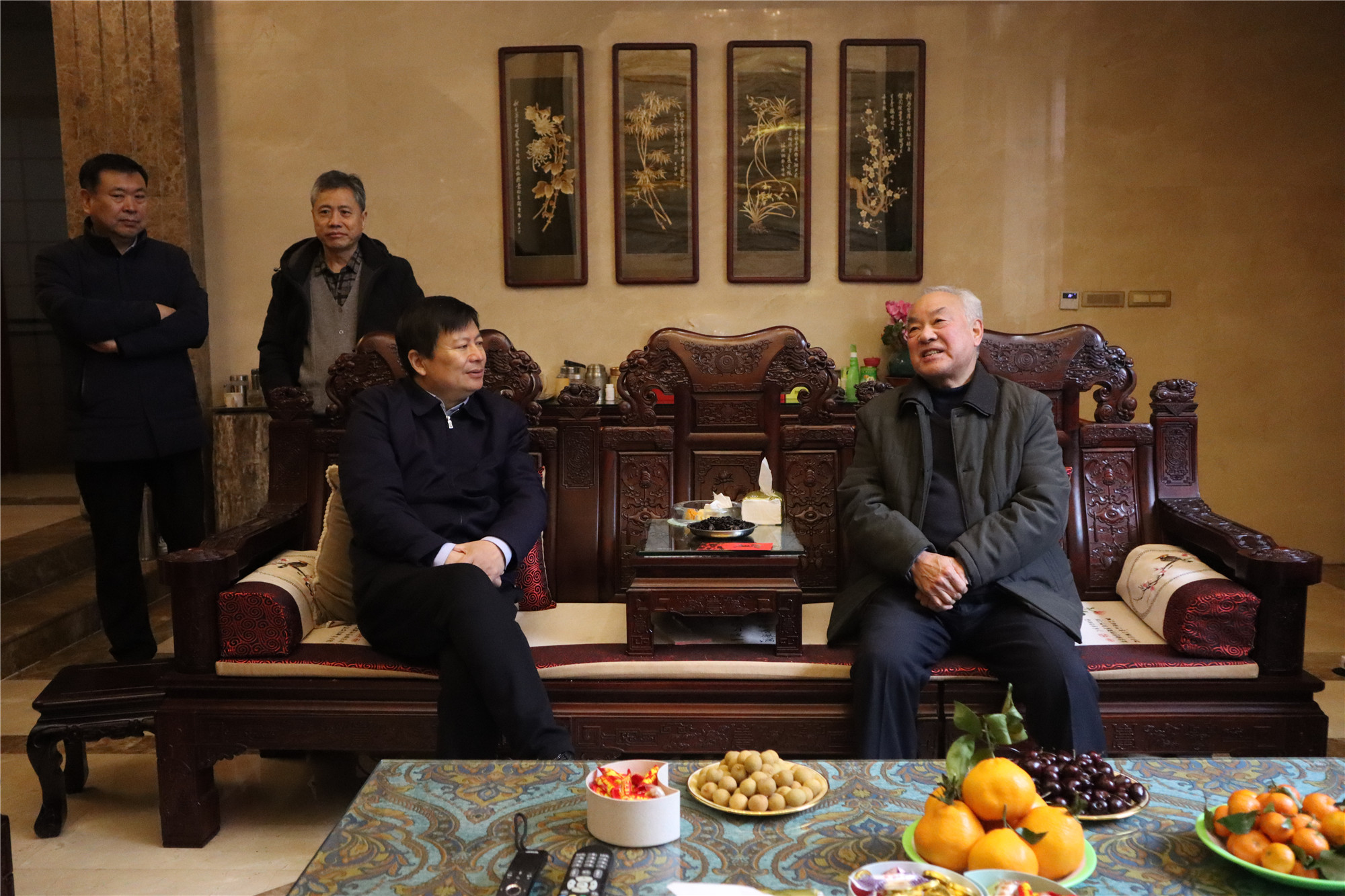 1月26日县长李红民看望慰问我县离退休老干部、老领导4_副本.jpg