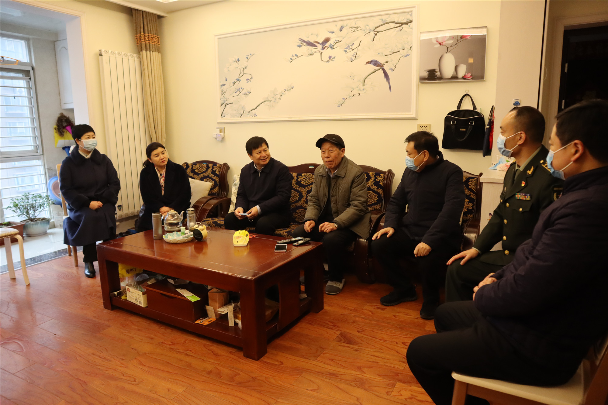 1月26日县长李红民看望慰问我县离退休老干部、老领导3_副本.jpg