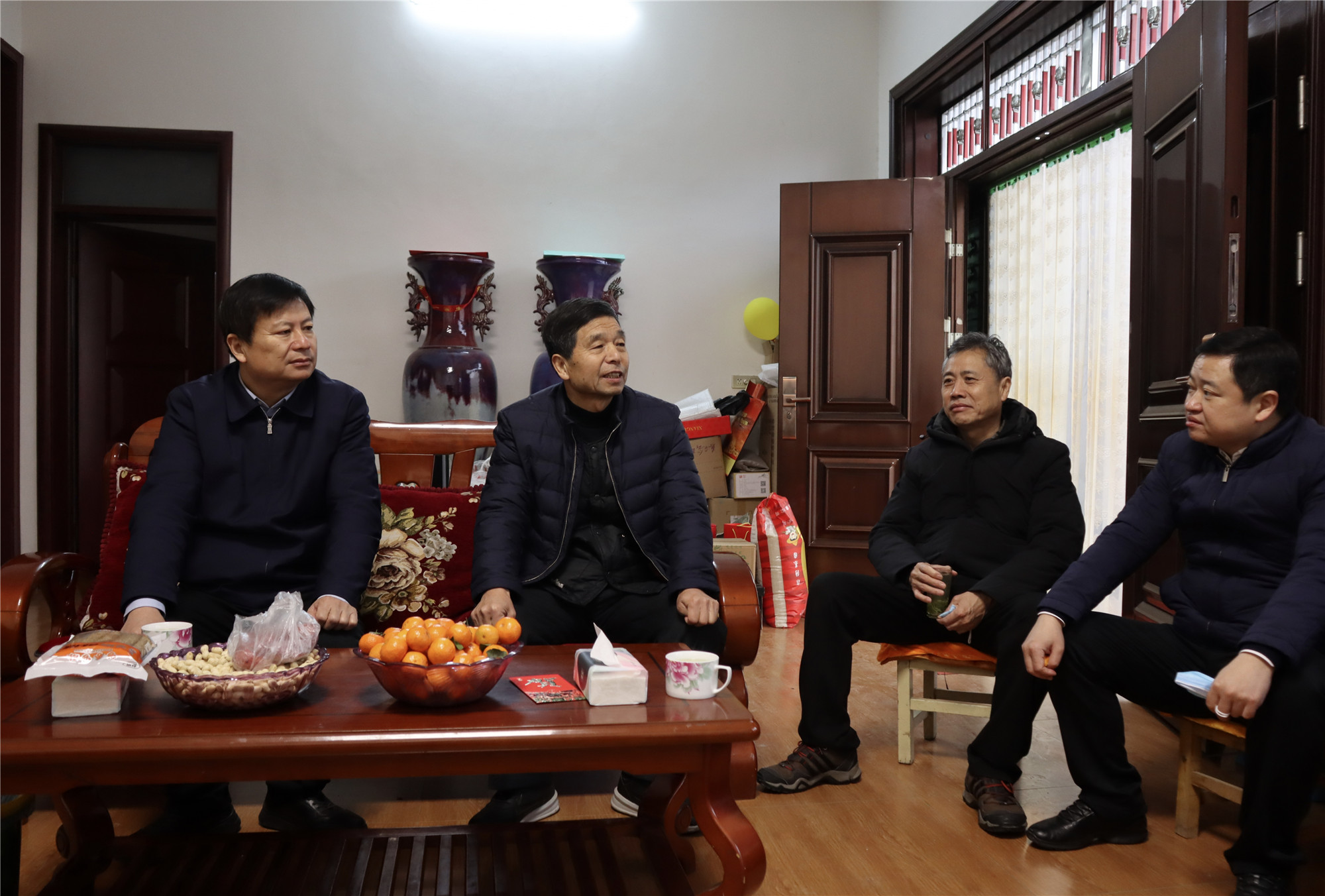 1月26日县长李红民看望慰问我县离退休老干部、老领导5_副本.jpg