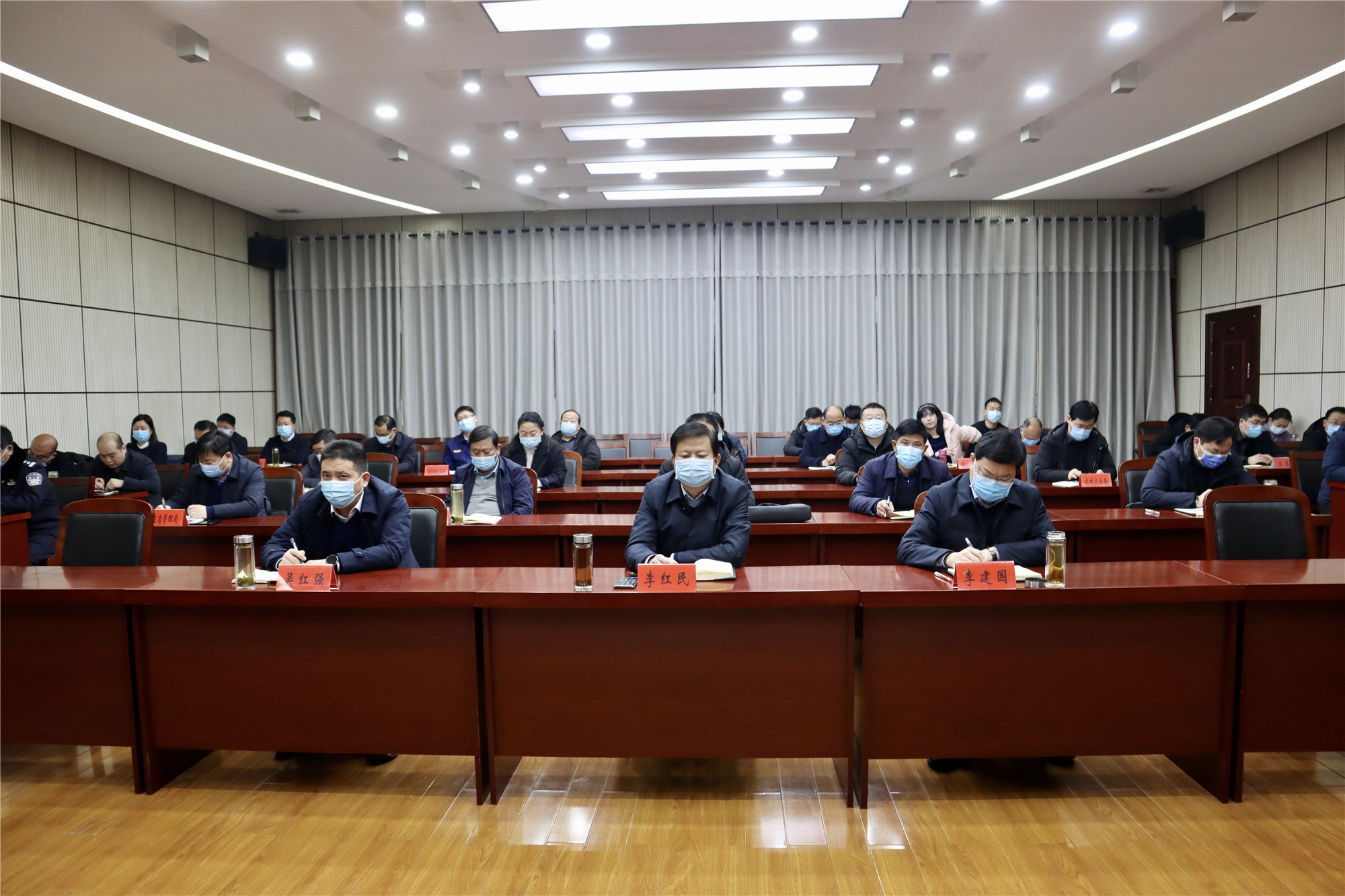 1月28日县长李红民组织收听收看全市安全生产和疫情防控电视电话会议.1_副本.jpg