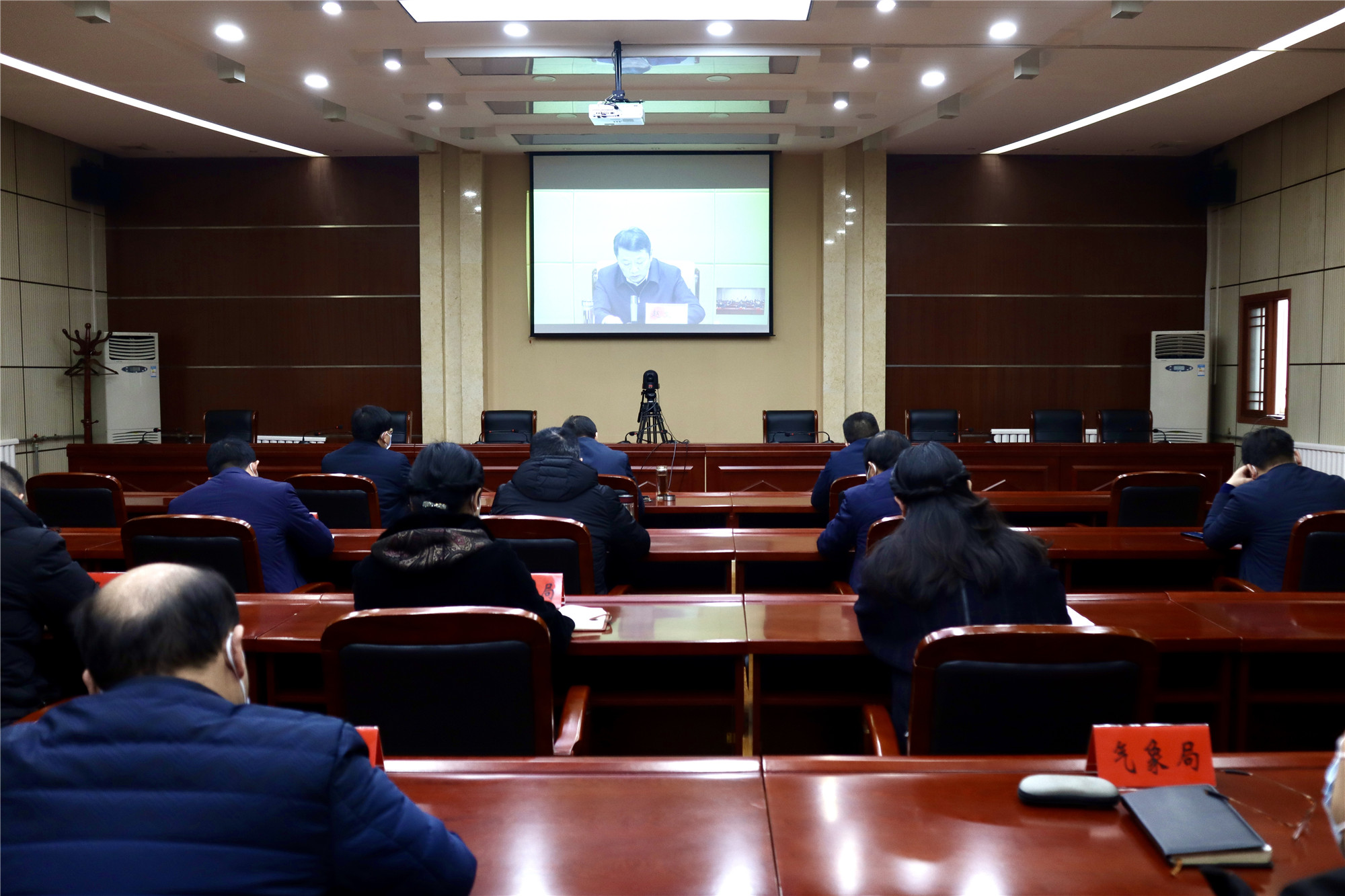 1月28日县长李红民组织收听收看全市安全生产和疫情防控电视电话会议.2_副本.jpg
