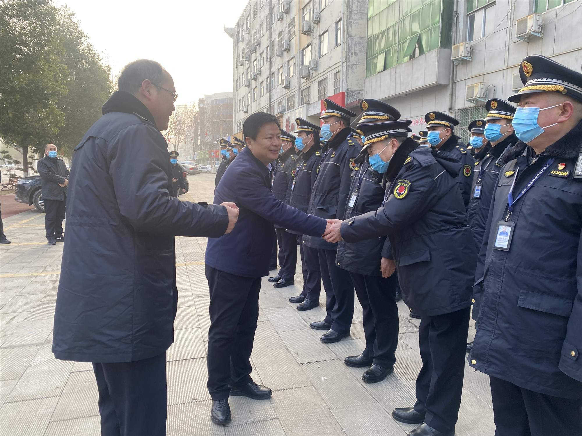 1月31日县长李红民节前看望慰问一线职工并检查指导相关工作.3_副本.jpg