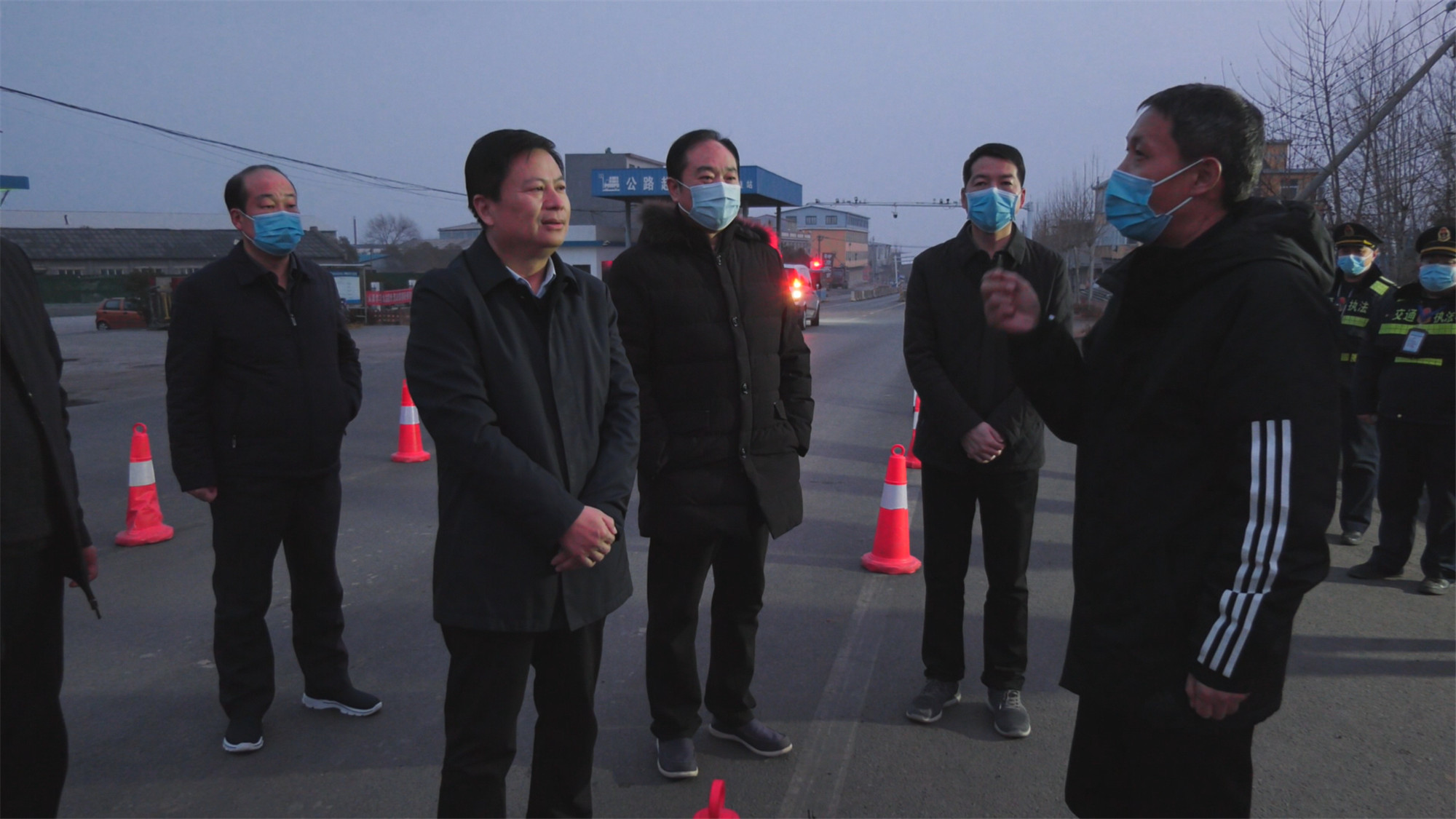 1月8日县长李红民看望慰问疫情防控一线职工.1.jpg