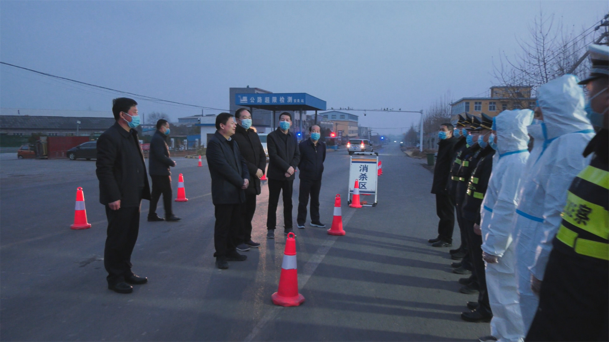 1月8日县长李红民看望慰问疫情防控一线职工.3.jpg