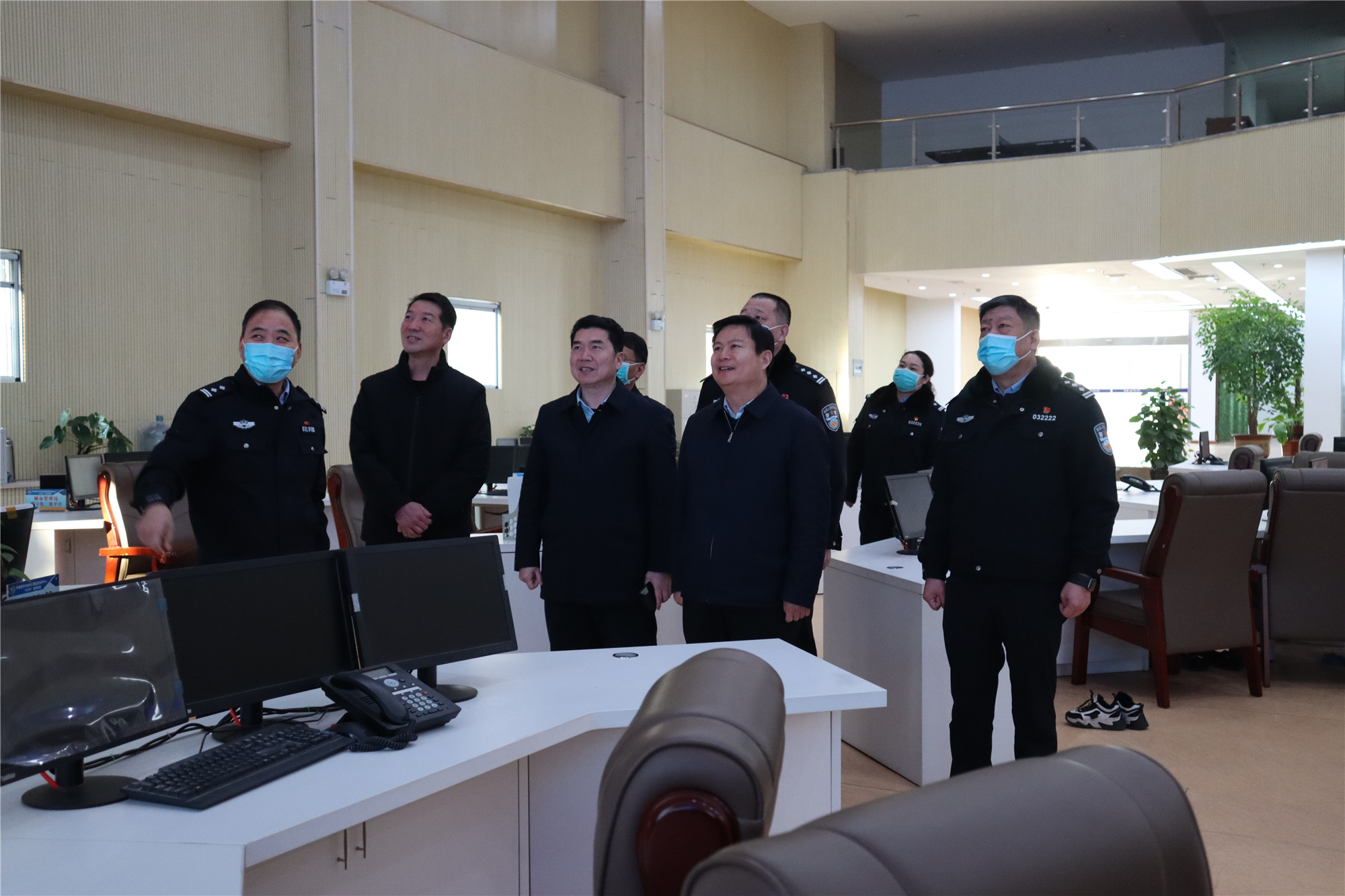 2月5日县长李红民看望慰问春节期间坚守一线工作人员.2_副本.jpg
