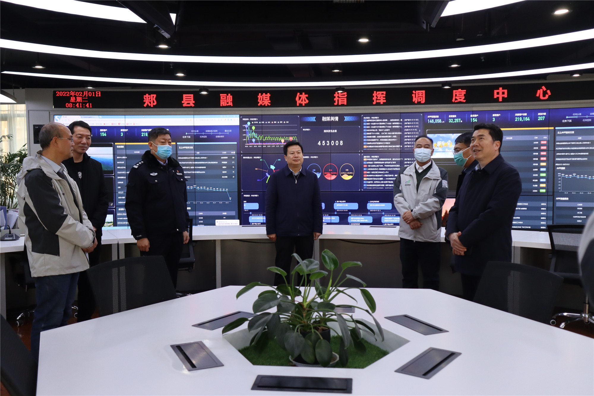 2月5日县长李红民看望慰问春节期间坚守一线工作人员.1_副本.jpg