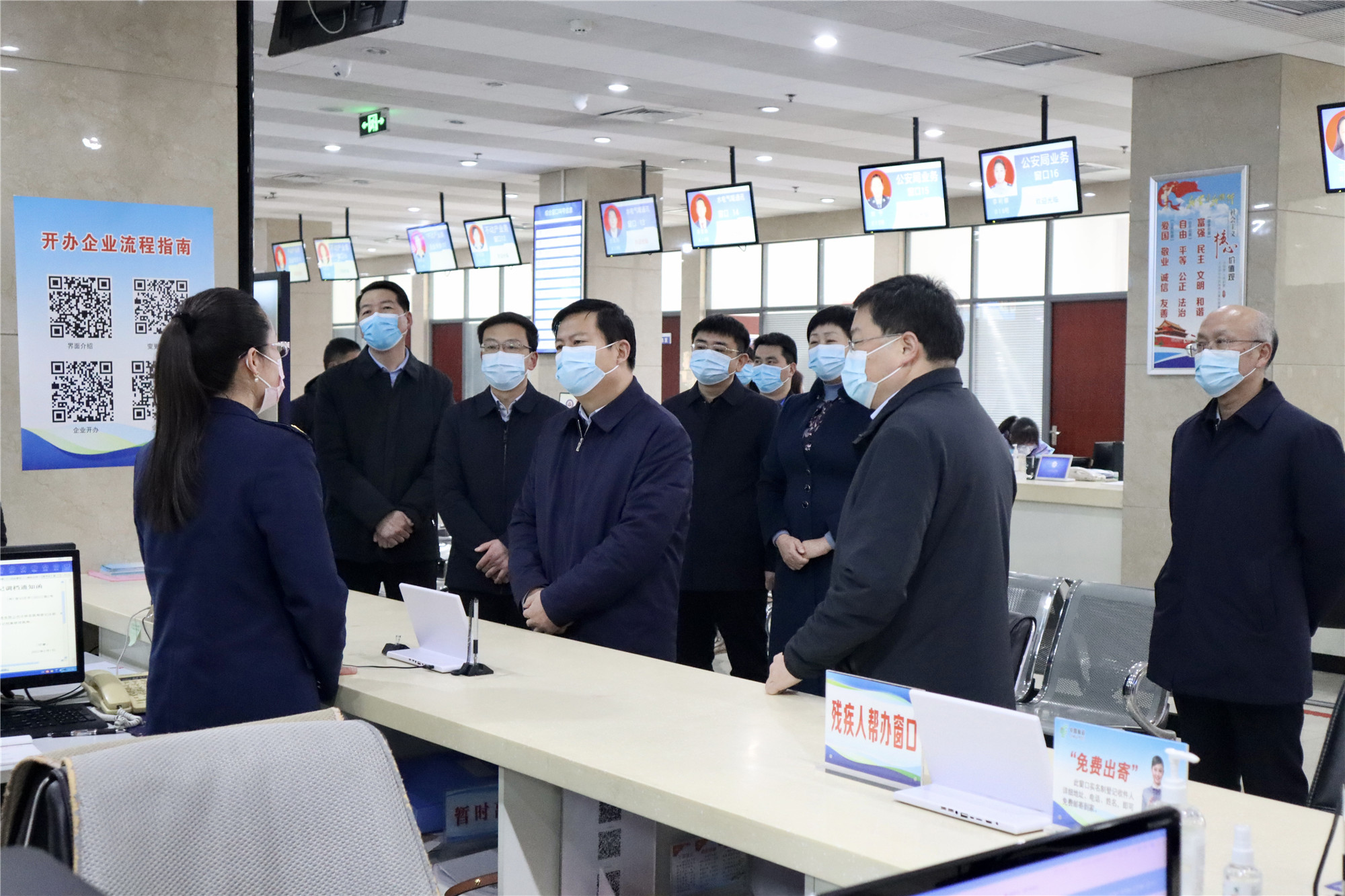 2月7日节后上班第一天 县长李红民看望慰问干部职工.1_副本.jpg
