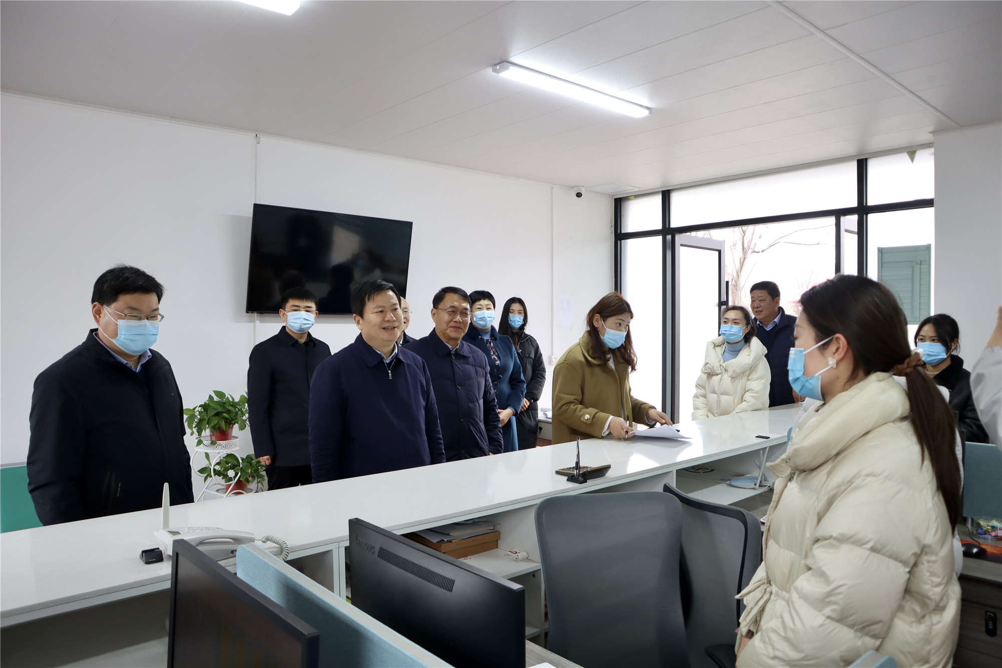 2月7日节后上班第一天 县长李红民看望慰问干部职工.2_副本.jpg