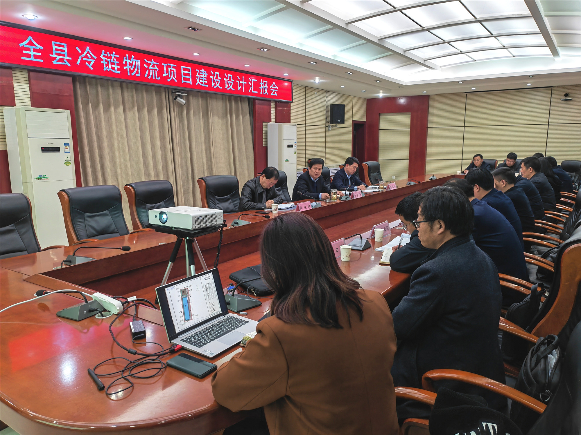 县长李红民主持召开全县冷链物流项目建设设计汇报会2.jpg