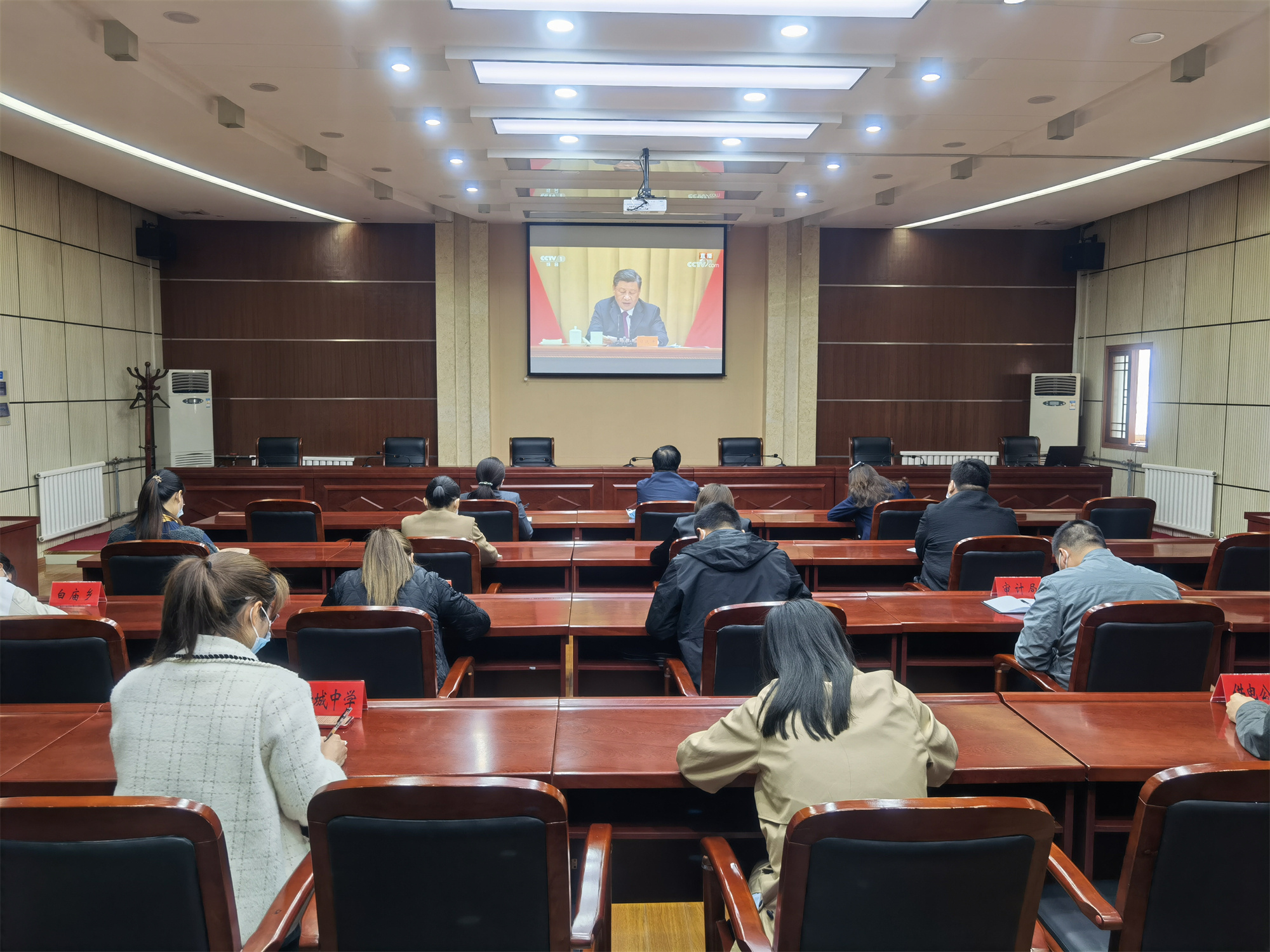 县长李红民组织收听收看庆祝中国共产主义青年团成立100周年大会直播 (2).jpg