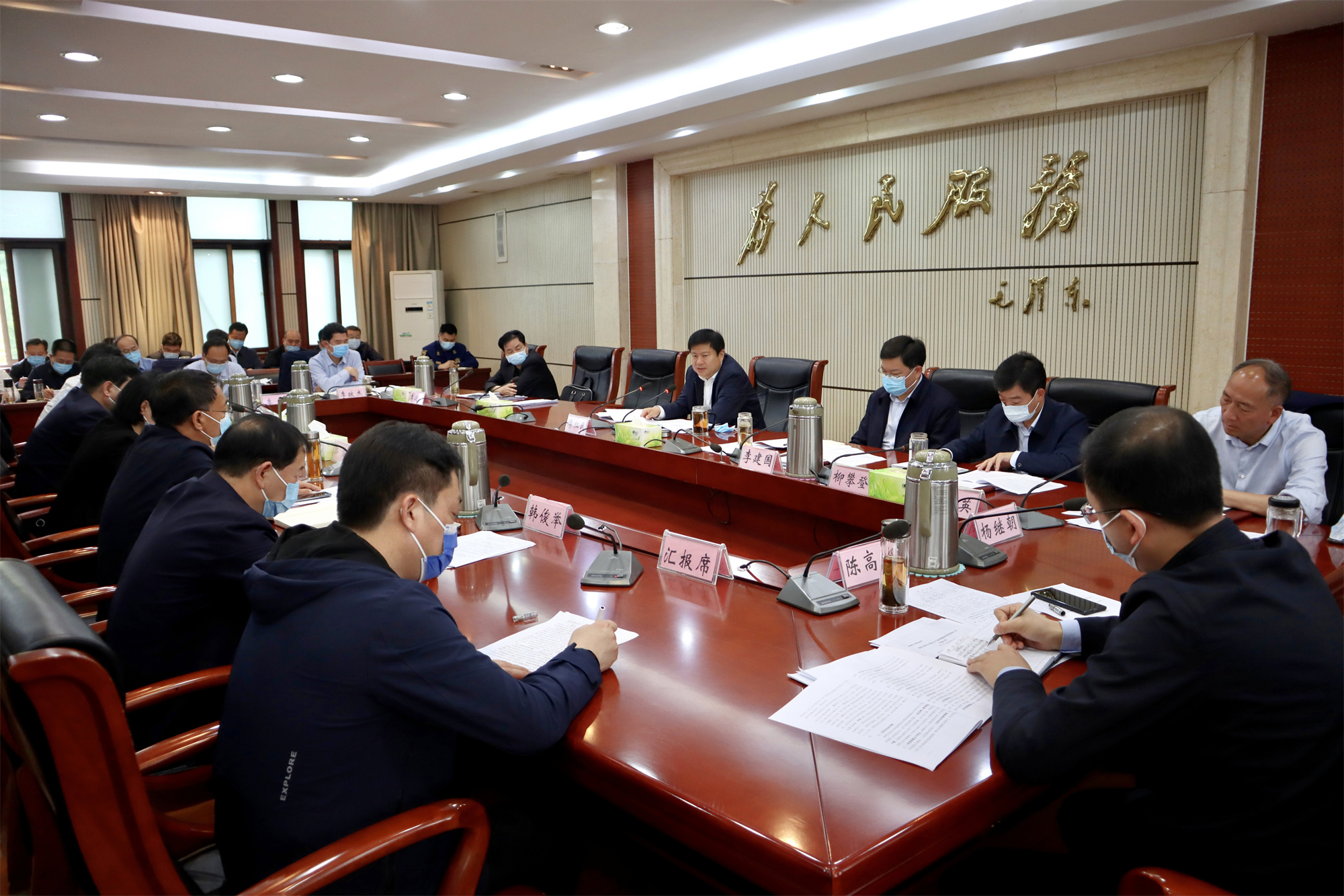 县长李红民主持召开县政府党组2022年第6次会议和县政府第1次常务会议.jpg