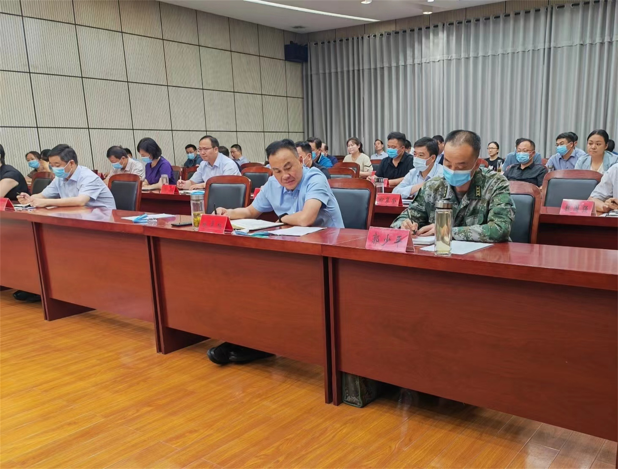县长李红民组织收听收看全市疫情复盘分析暨疫情防控总结部署推进电视电话会 (2).jpg