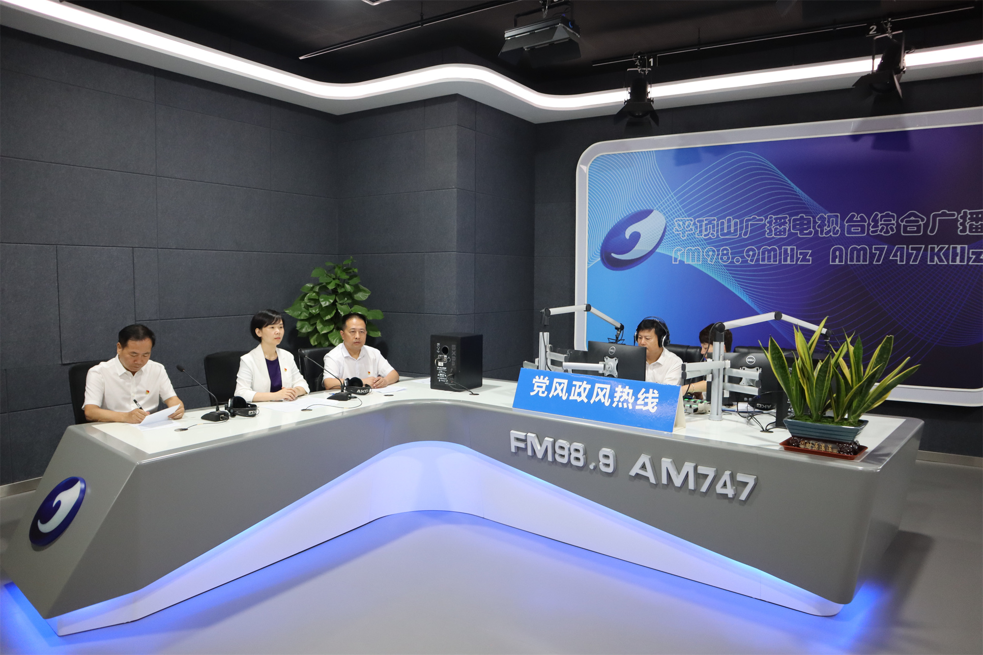 8月25日李红民一行做客平顶山市广播电视台综合广播《党风政风热线》栏目 (1).jpg